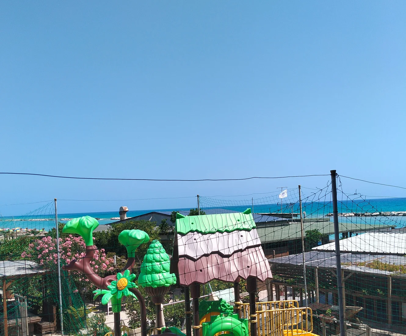 Area giochi vista dal balcone con il mare di Porto Recanati sullo sfondoo