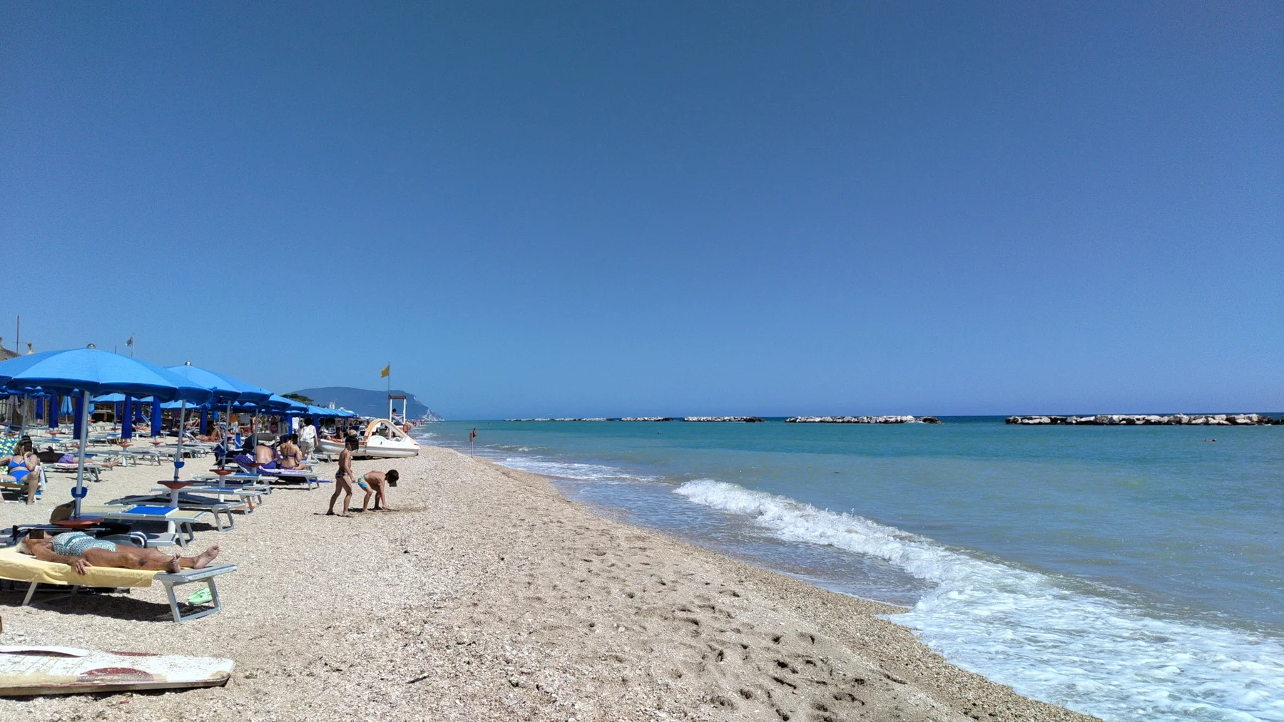 Spiaggia di Porto Recanati con stabilimento e mare